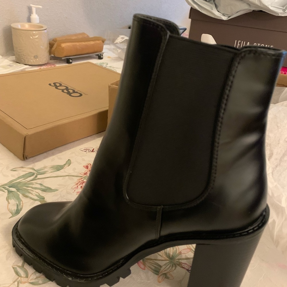ASOS DESIGN Wide Fit Expect high heeled chunky chelsea boots in black - Picture 14 of 16